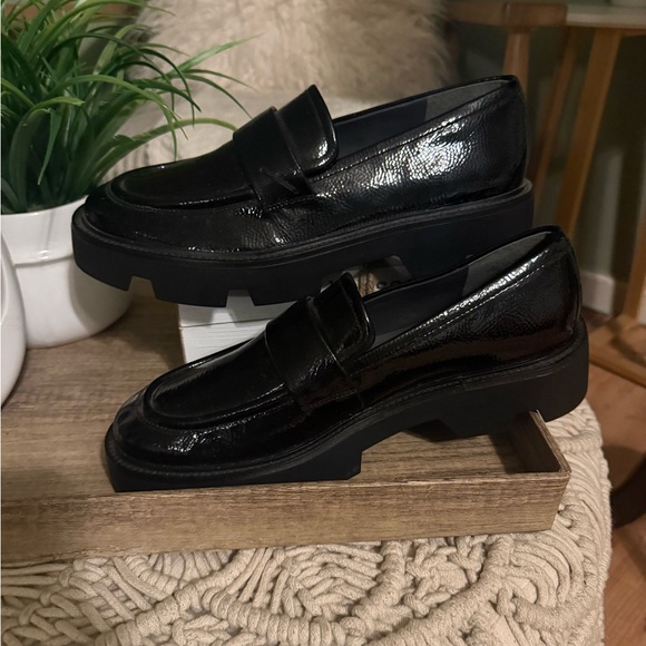 Woman’s Black Loafers 9.5 fits like 8.5 - Picture 2 of 4